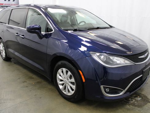 Used 2020 Chrysler Pacifica Touring w/ Advanced Safetytec Group image 3
