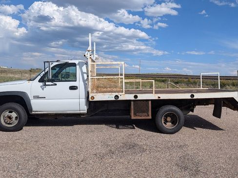 Used 2006 GMC Sierra 3500 W/T w/ Heavy-Duty Power Package image 2