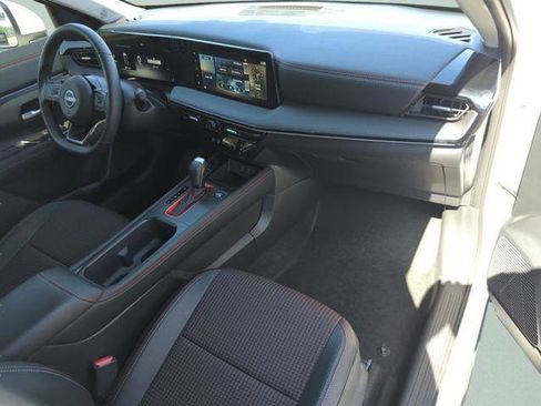Certified 2025 Nissan Kicks SR FWD image 18