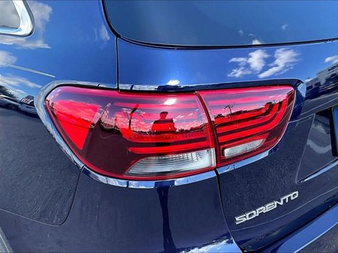 Used 2020 Kia Sorento LX FWD image 29