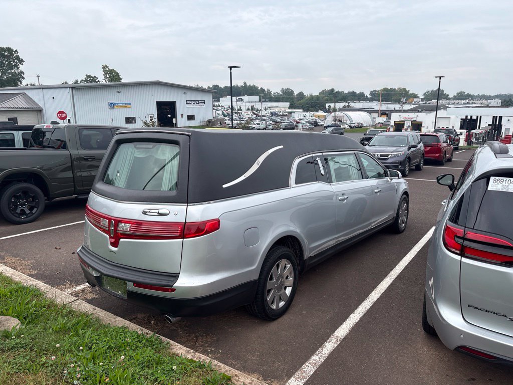 Used 2013 Lincoln MKT AWD image 2