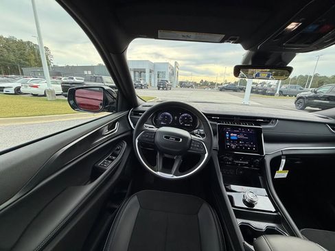 New 2025 Jeep Grand Cherokee Laredo image 13