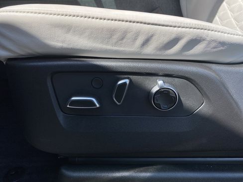 Used 2025 Cadillac Escalade ESV V image 19