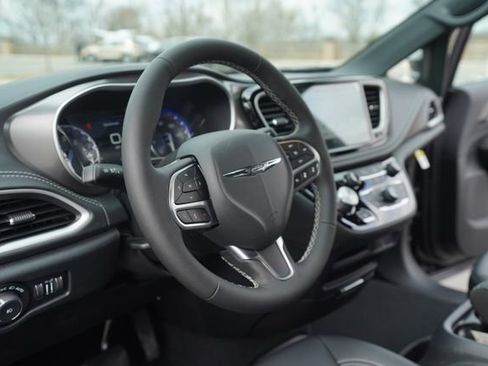 New 2026 Chrysler Pacifica Select image 25