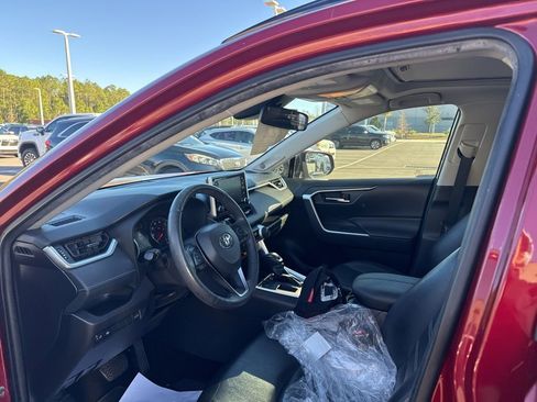 Used 2019 Toyota RAV4 XLE Premium image 6