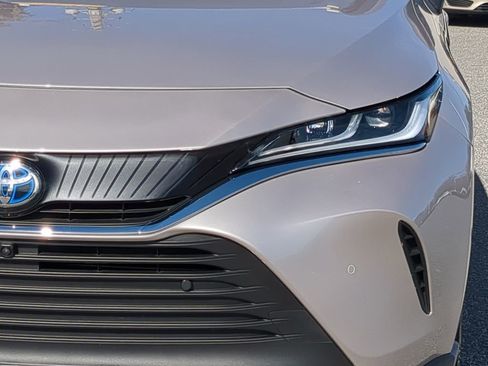 Used 2023 Toyota Venza LE image 18