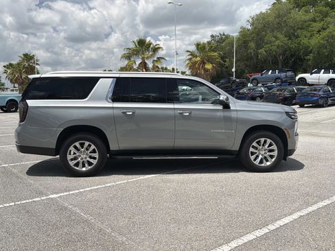 Used 2025 Chevrolet Suburban Premier RWD image 3