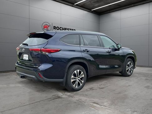 Used 2023 Toyota Highlander XLE AWD/4WD image 5