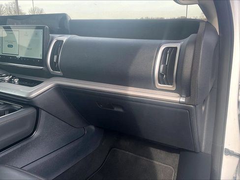 Used 2025 Ford Expedition Active image 16