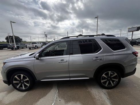 Used 2024 Honda Pilot Touring image 6