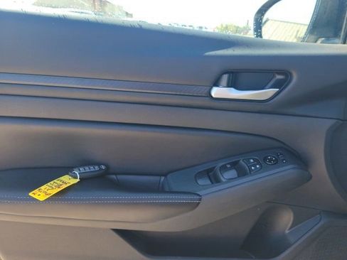 Used 2024 Nissan Altima 2.5 SV FWD image 14