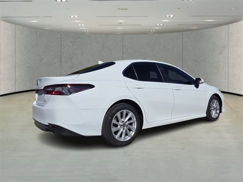 Used 2022 Toyota Camry LE image 3