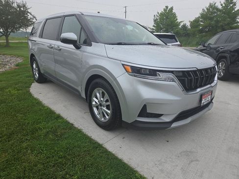 Used 2022 Kia Carnival LX FWD image 3