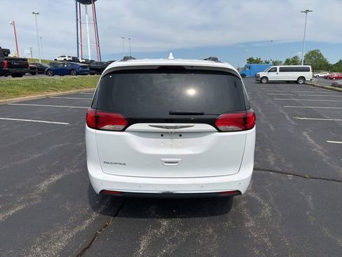 Used 2019 Chrysler Pacifica Touring-L FWD image 6