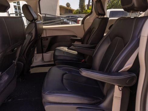 Used 2024 Chrysler Pacifica Limited FWD image 25