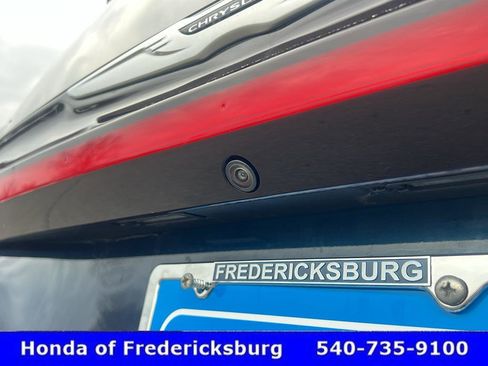 Used 2023 Chrysler Pacifica Touring-L image 10