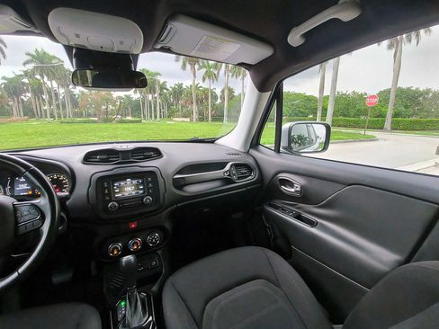 Used 2017 Jeep Renegade Altitude FWD image 27