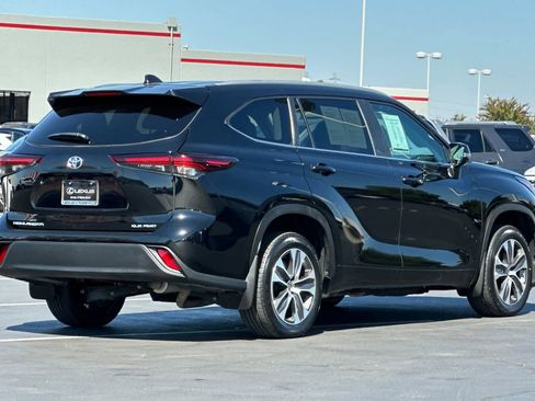 Used 2024 Toyota Highlander XLE image 2