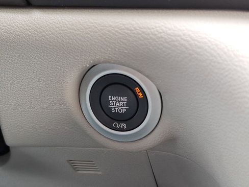 Used 2023 Chrysler Pacifica Touring-L FWD image 33