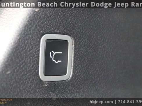 Used 2026 Chrysler Pacifica Select image 50