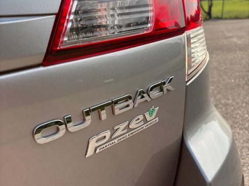 Used 2010 Subaru Outback 2.5i Premium AWD/4WD image 37