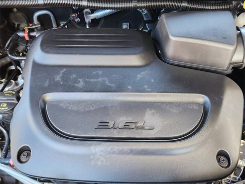 Used 2024 Chrysler Pacifica Touring-L image 17