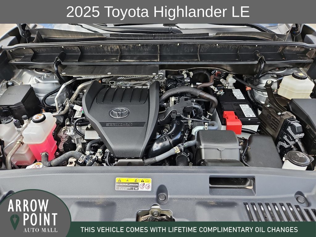 Used 2025 Toyota Highlander LE FWD image 14