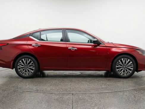 Used 2025 Nissan Altima 2.5 SV image 11