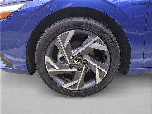 Certified 2025 Hyundai Elantra Limited image 29