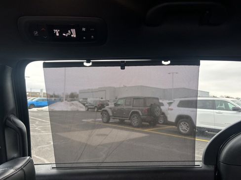 Used 2020 Chrysler Pacifica Touring-L image 14