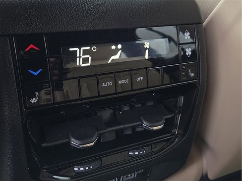 Used 2024 Jeep Grand Cherokee L Limited w/ Luxury Tech Group II image 11