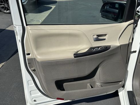Used 2017 Toyota Sienna LE FWD image 13