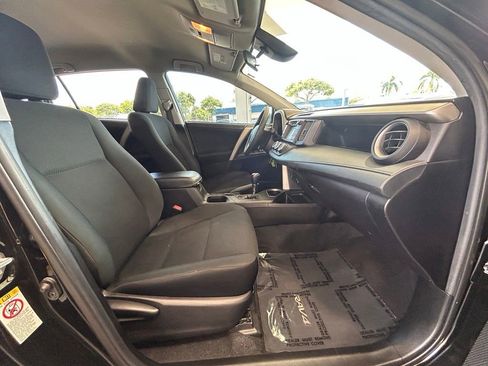 Used 2018 Toyota RAV4 LE FWD image 23