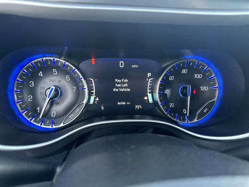 Used 2023 Chrysler Pacifica Touring-L FWD image 10