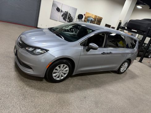 Used 2021 Chrysler Voyager L FWD image 9