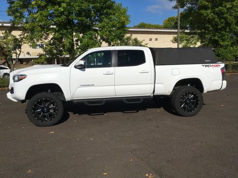 Used 2021 Toyota Tacoma TRD Sport w/ TRD Premium Sport Package AWD/4WD image 3