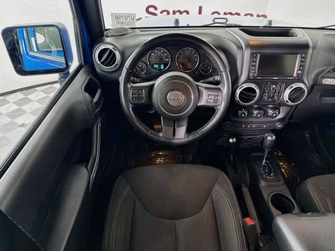 Used 2016 Jeep Wrangler Unlimited Sahara w/ Connectivity Group AWD/4WD image 18
