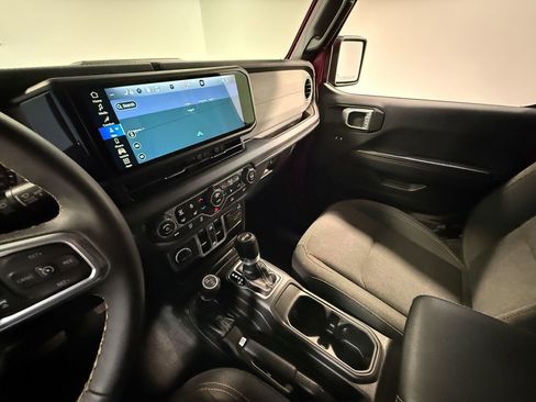 Used 2024 Jeep Wrangler Unlimited Sahara w/ Technology Group AWD/4WD image 81