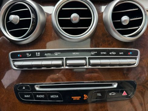 Used 2019 Mercedes-Benz GLC 300 4MATIC w/ Premium Package image 19