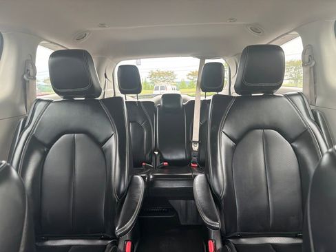 Used 2023 Chrysler Pacifica Touring-L FWD image 18