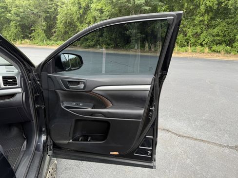 Used 2019 Toyota Highlander XLE AWD/4WD image 19