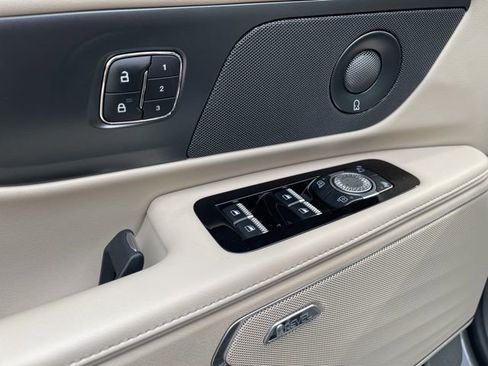 Used 2025 Lincoln Nautilus Reserve w/ Jet Appearance Package image 16