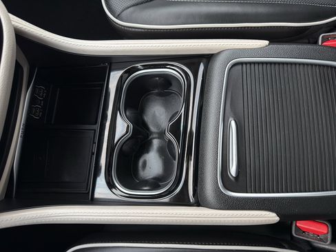 Used 2024 Chrysler Pacifica Limited image 21