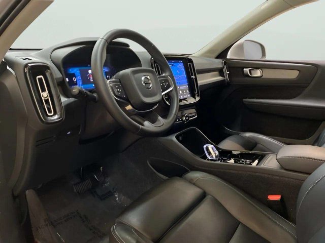 Used 2025 Volvo XC40 B5 Plus AWD/4WD image 19