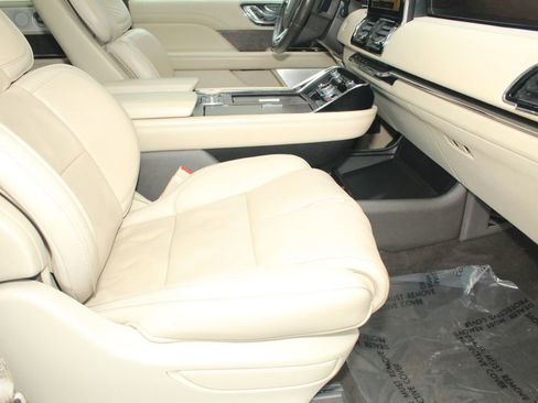Used 2019 Lincoln Navigator Reserve w/ Cargo Package AWD/4WD image 3