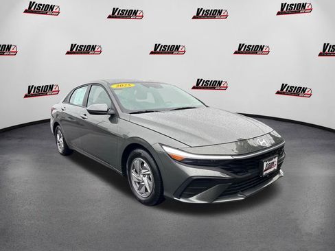 Certified 2025 Hyundai Elantra SE image 3