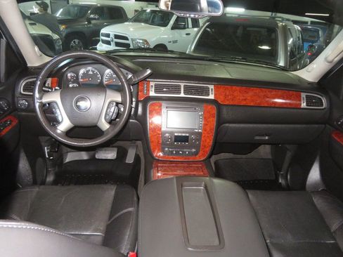 Used 2013 Chevrolet Avalanche LTZ image 42