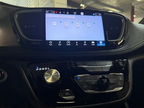 Used 2023 Chrysler Pacifica Limited w/ Uconnect Theater Family Group FWD image 49