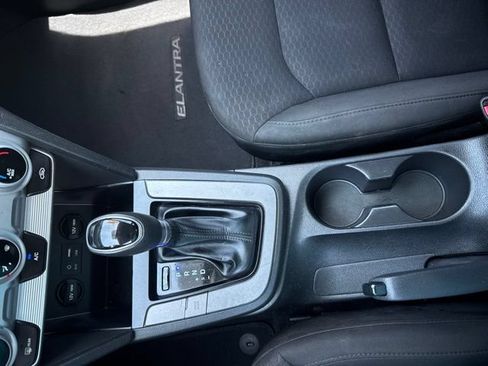 Used 2019 Hyundai Elantra SE w/ Cargo Package FWD image 7
