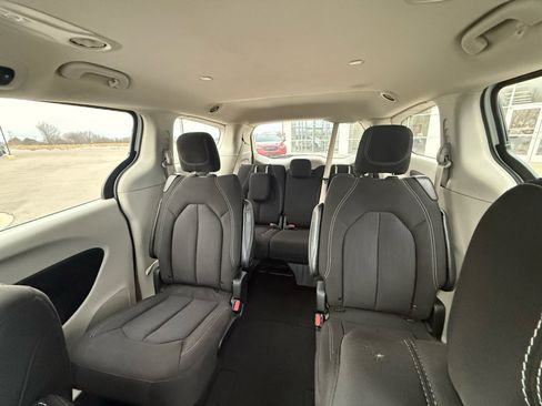 Used 2023 Chrysler Voyager LX image 24